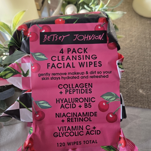 Betsey Johnson Pink Facial Wipes - 4 Pack - Picture 3 of 5